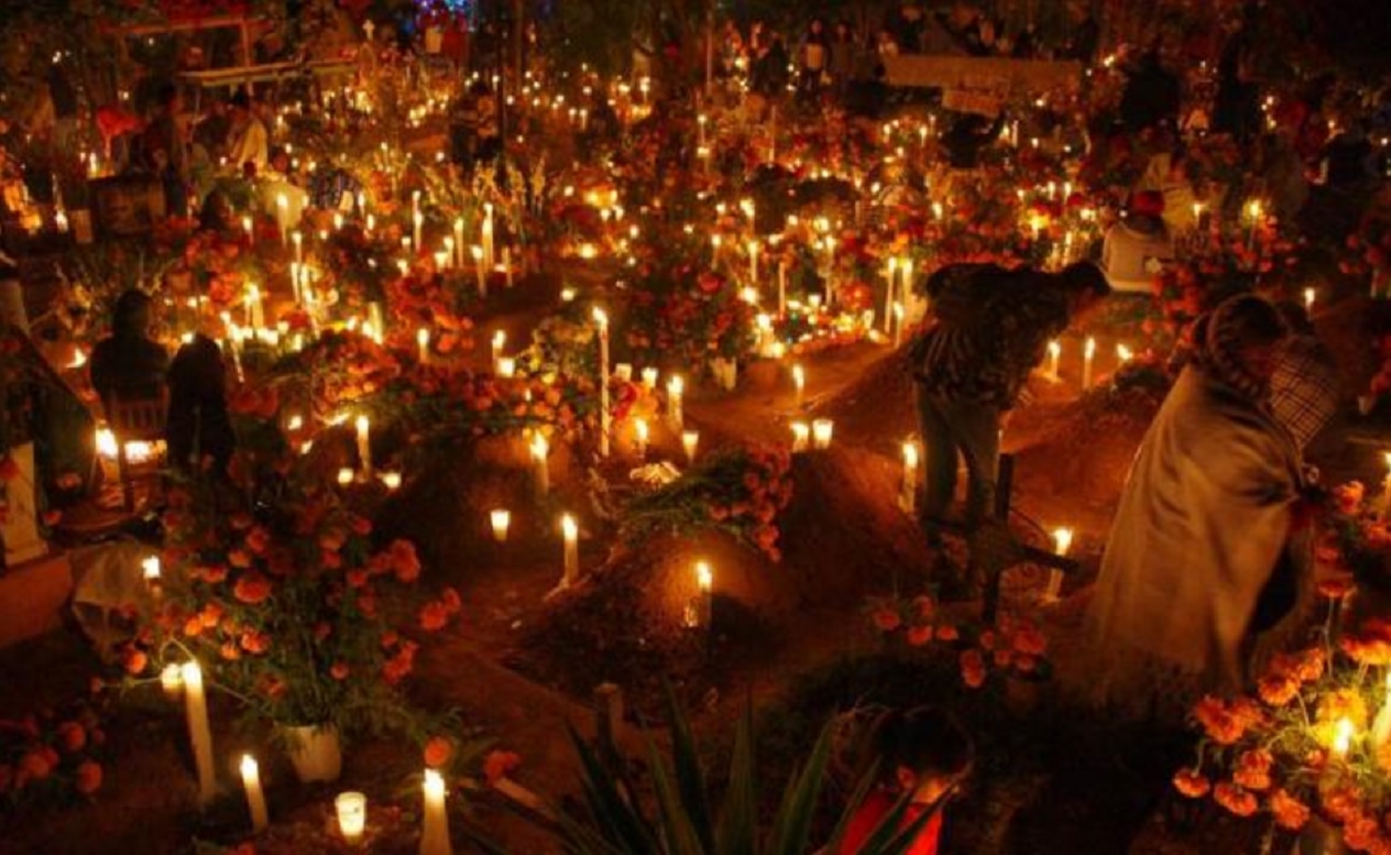 Tradicional velada en panteones de Oaxaca