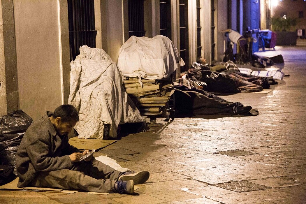 Realizan operativo de ayuda a  indigentes por frente frío