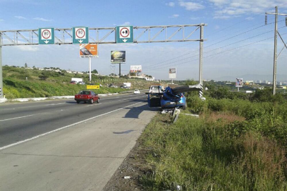 Joven choca auto deportivo y sale ileso 
