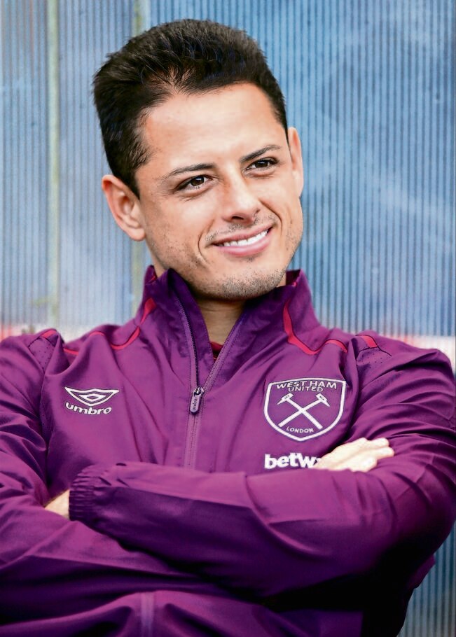 Javier Hernández buscará seguir en buena racha con los Hammers. (PETER CZIBORRA. REUTERS)