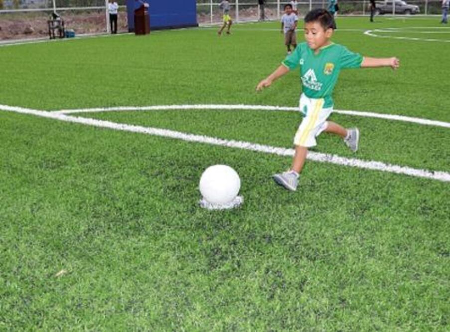 Remodelan cancha de futbol 7 en Huimilpan