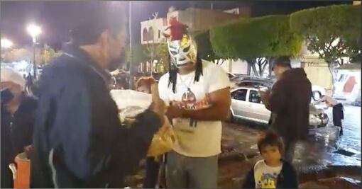 Video. Demonio negro, el luchador que reparte café y pan en las calles de Querétaro