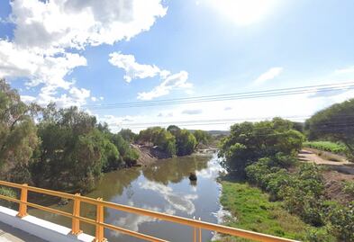 Hallan un cuerpo envuelto en una cobija y flotando en el río, en Tequisquiapan