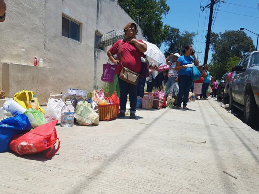 En el acceso principal de la cárcel de Ciudad Victoria se registró una mayor afluencia de familiares que exigen que les informen de los internos (ROBERTO AGUILAR. EL UNIVERSAL)