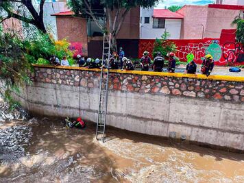 Rescatan a persona que cayó en dren pluvial en Avenida Calesa