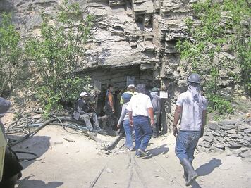 Al menos 400 se dedican a extraer minas abandonadas