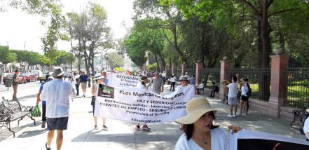 Marchan contra AMLO en Querétaro
