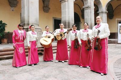Mariachi femenil festeja mes patrio