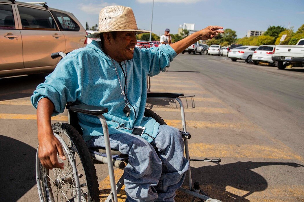 Vence la adversidad desde su silla de ruedas