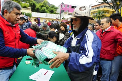 Reparte DIF cobijas a comunidades de la Sierra