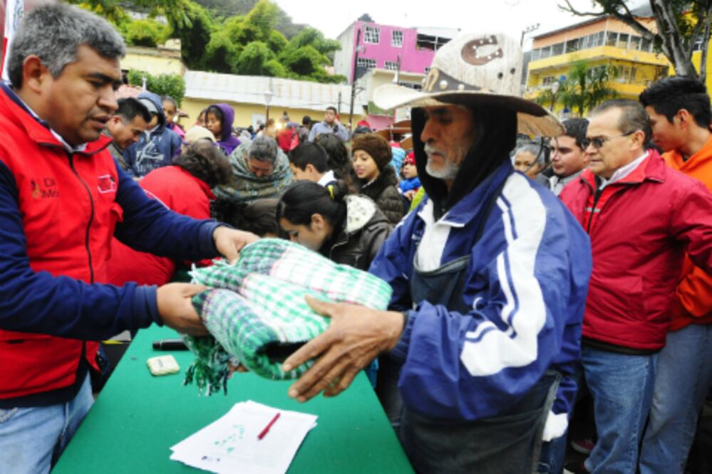Reparte DIF cobijas a comunidades de la Sierra