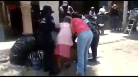Por no usar cubrebocas, policías someten a mujer de la tercera edad en Cadereyta