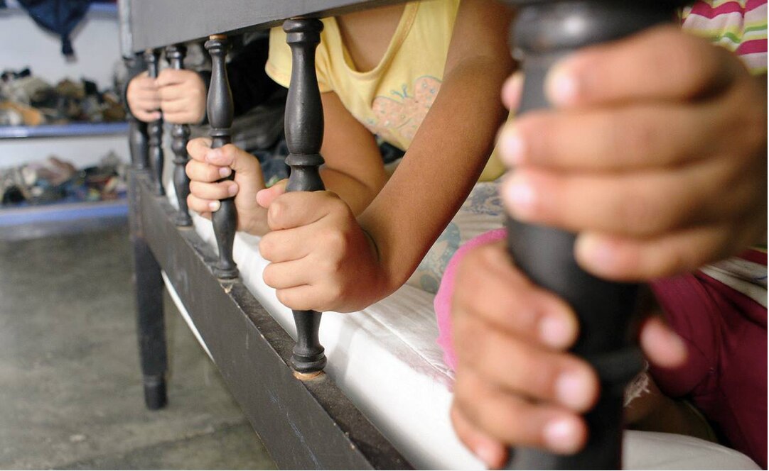 Rescatan en Colombia a niño de 4 años; sus padres lo tenían amarrado a la cama