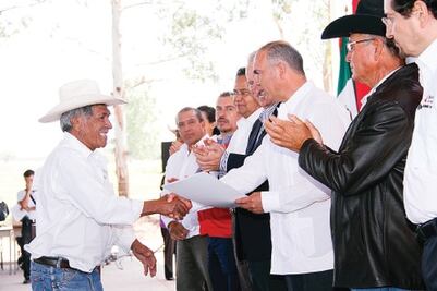 Entregan escrituras en El Marqués