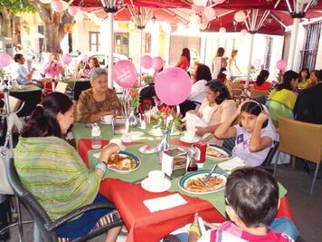   Cantan “las mañanitas” desde la madrugada