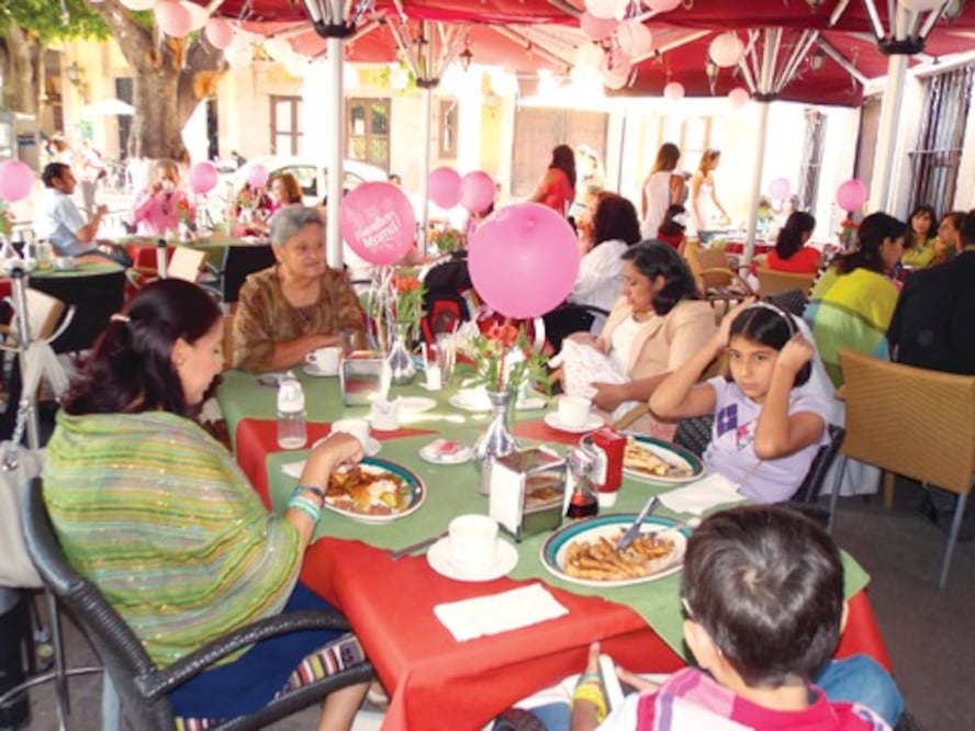   Cantan “las mañanitas” desde la madrugada