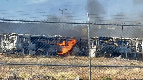 Incendio consume 25 camiones Qrobús; estaban en desuso, afirman