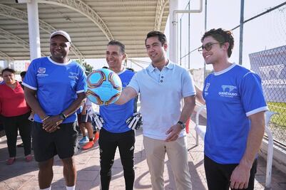 Felifer Macías encabeza clínica de fútbol con leyendas del deporte en San Pablo