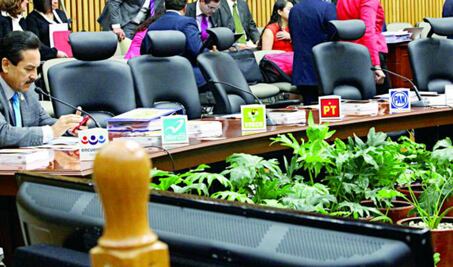 Analizan reducción de presupuesto a partidos