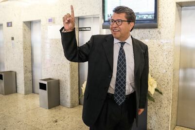 "Vamos a hacer lo que la gente quiera", responde Monreal tras perder encuesta