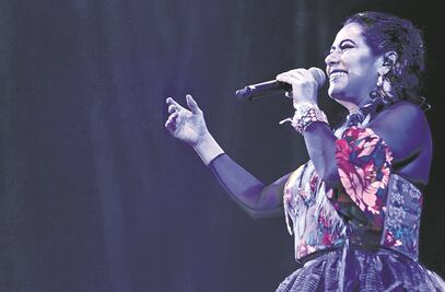 Canto y brindis con Lila Downs