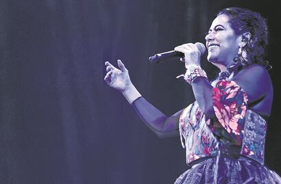 Canto y brindis con Lila Downs