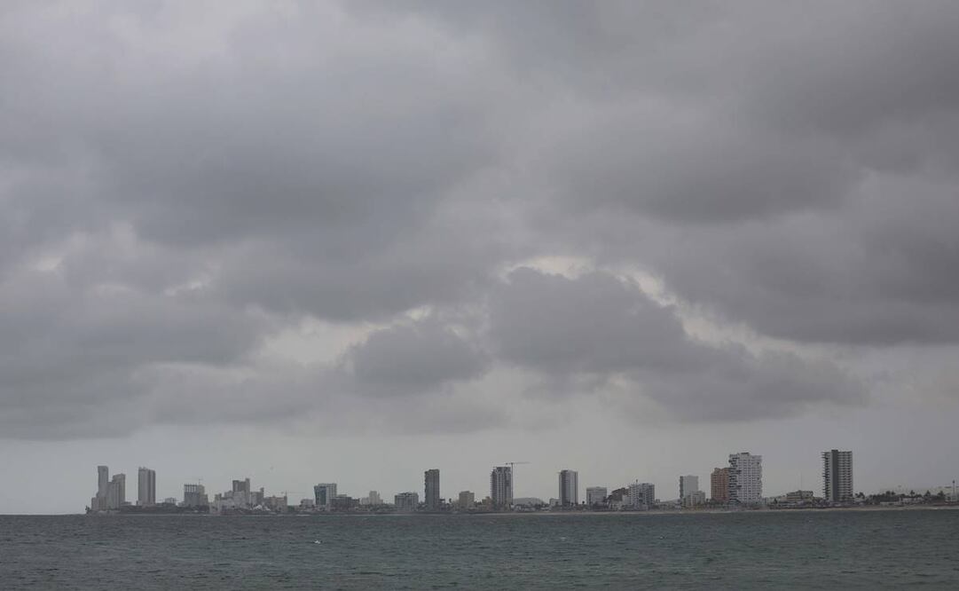 Tormenta "Dolores" toca tierra entre los límites de Colima y Michoacán