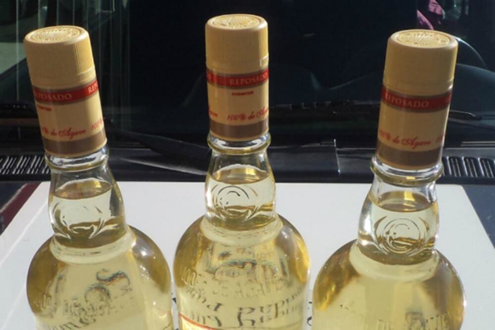 Arrestan a tres por robar tequila