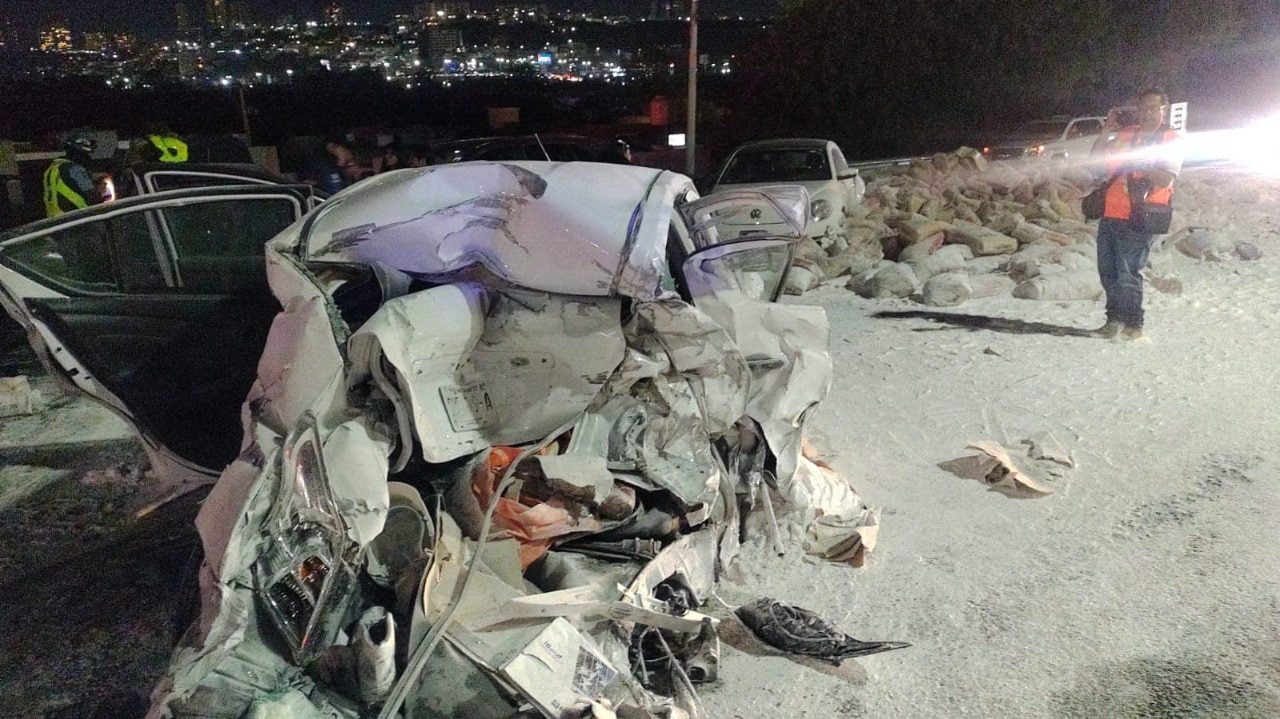 Cierran por casi dos horas la autopista México-Querétaro; tráiler se quedó sin frenos 