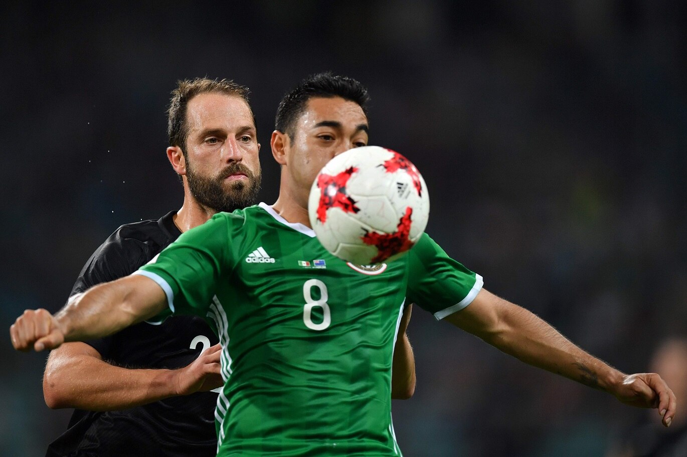 México sufre, pero gana