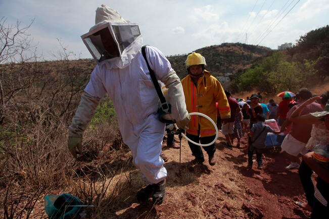 Elementos de Protección Civil y autoridades de El Marqués pidieron a los asistentes a la representación de la crucifixión de Jesús bajar del cerro ante la agresividad de los insectos. La obra fue trasladada a otro lugar. (FOTO: CÉSAR GÓMEZ. EL UNIVERSAL)