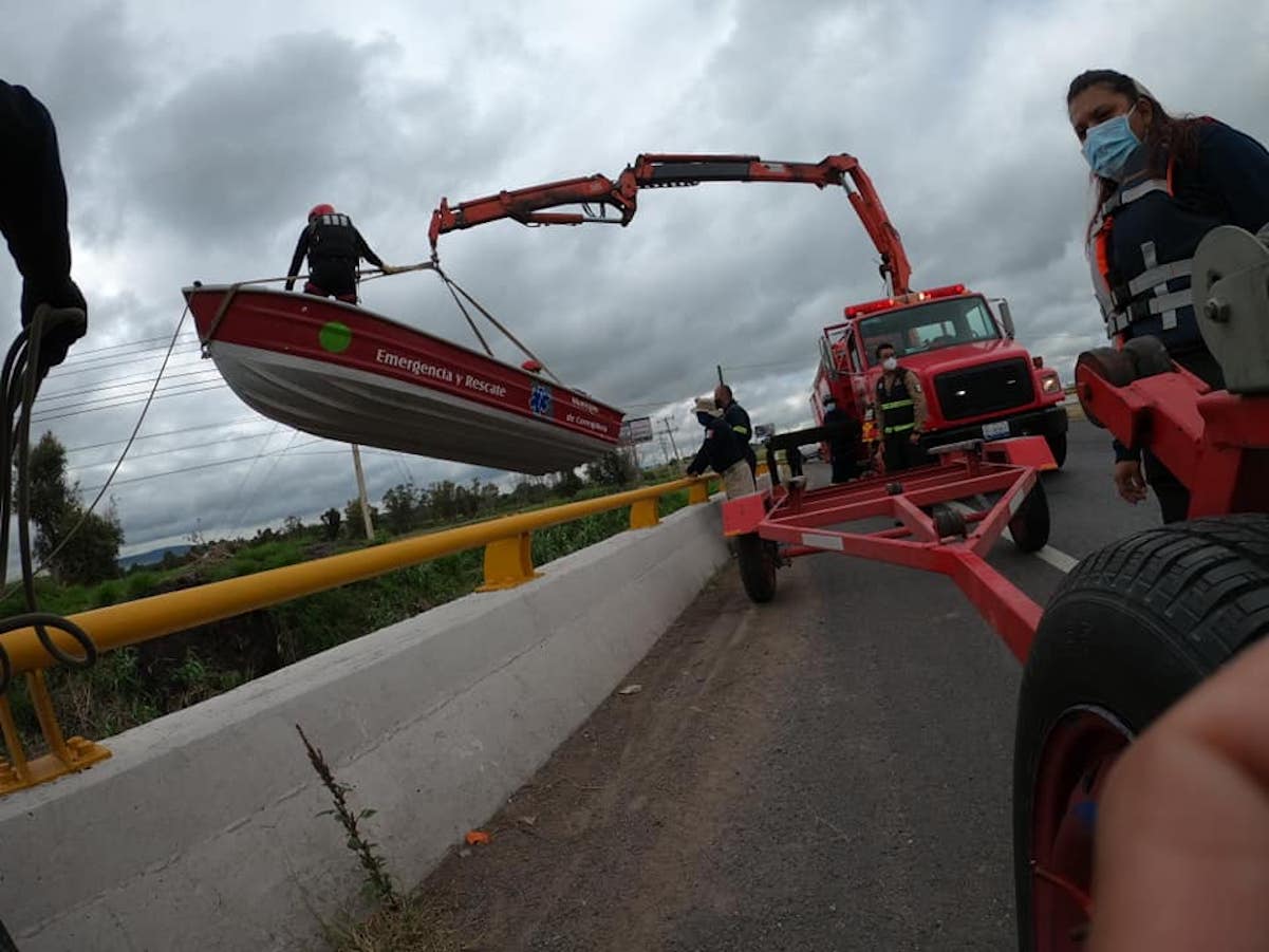 Identifican cuerpo de conductor que cayó al dren de Candiles; lluvia deja 7 muertos en Querétaro