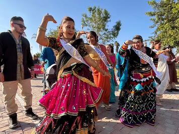 Con desfile, nuevos queretanos comparten sus raíces culturales 