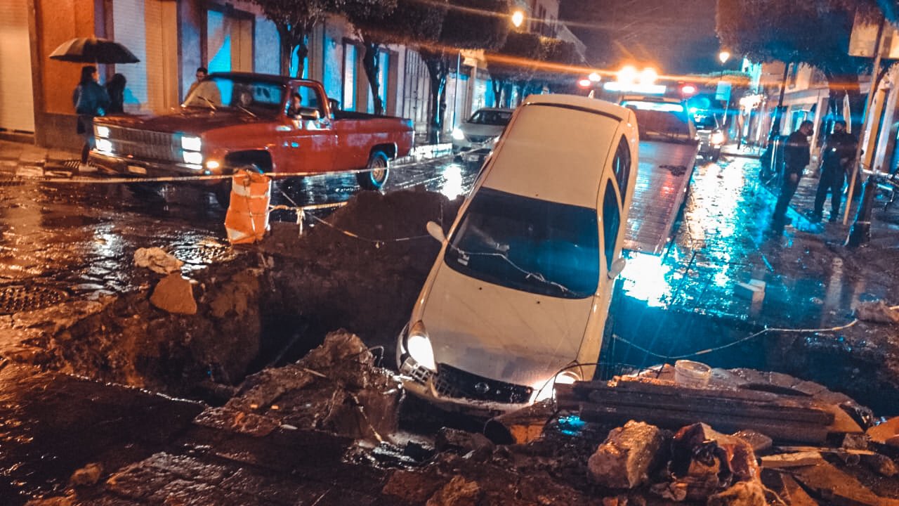 Vehículo cae a una zanja en el Centro Histórico de Querétaro