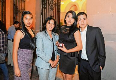 Entrega UAQ medalla a mejores promedios