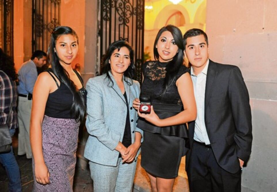 Entrega UAQ medalla a mejores promedios