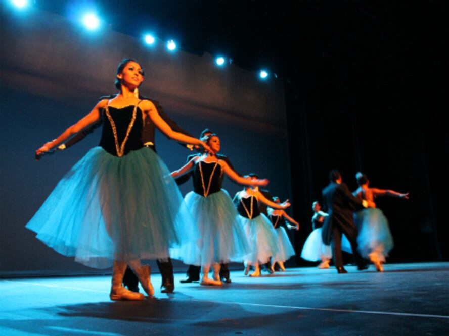 Alumnas ofrecen gala de ballet