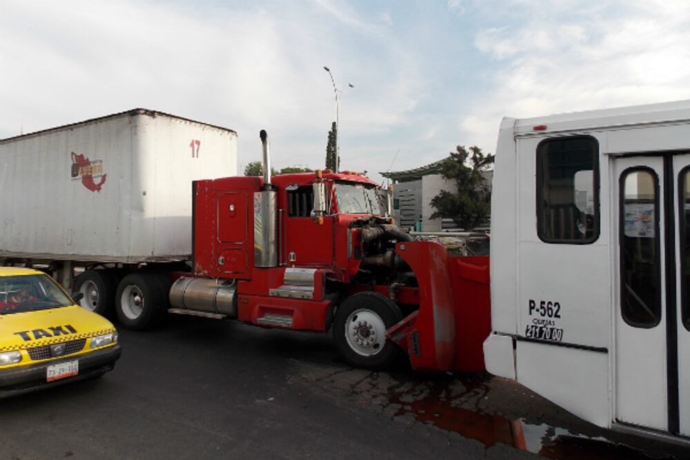 Chocan tres autos en 5 de Febrero