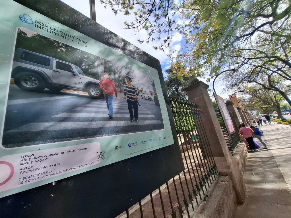 Exhibición fotográfica 'Por un Querétaro Incluyente 2024' en la Alameda Hidalgo. Foto: Rocío G. Benítez
