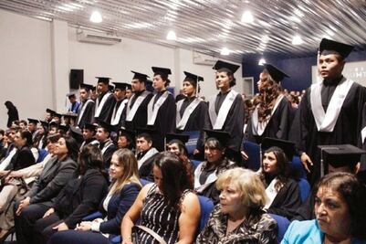 Se gradúan estudiantes 