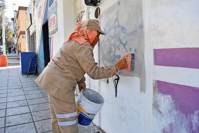 Despintan 40 grafitis diario en capital