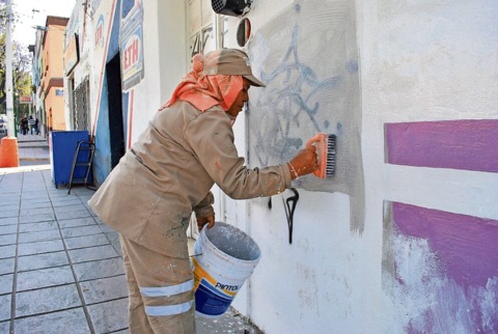 Despintan 40 grafitis diario en capital