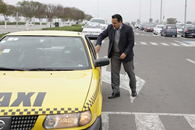 Gobierno capitalino dará becas a conductores, maestros y policías