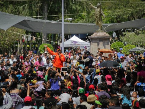 Festejan  entre risas y cantos