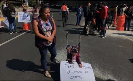 Padres de niños con cáncer bloquean accesos al Aeropuerto por falta de medicamento