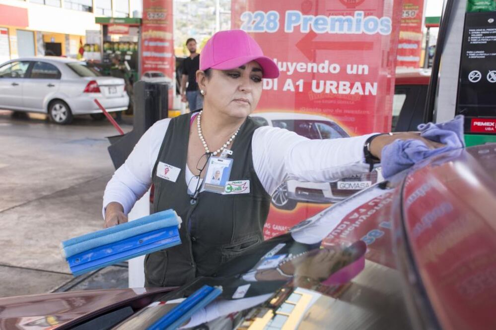Sandra trabaja como despachadora de gasolina desde hace ocho meses y comenta que encontró en este empleo una forma digna de trabajar, sin tener obstáculos por su edad, pues ya tiene 50 años.