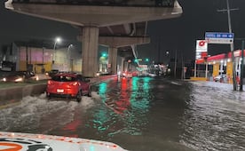 Fuertes lluvias dejan inundaciones y decenas de autos varados en Nuevo León