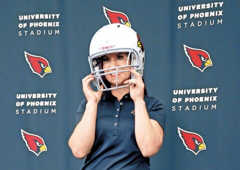 Una mujer, coach de los Cardinals