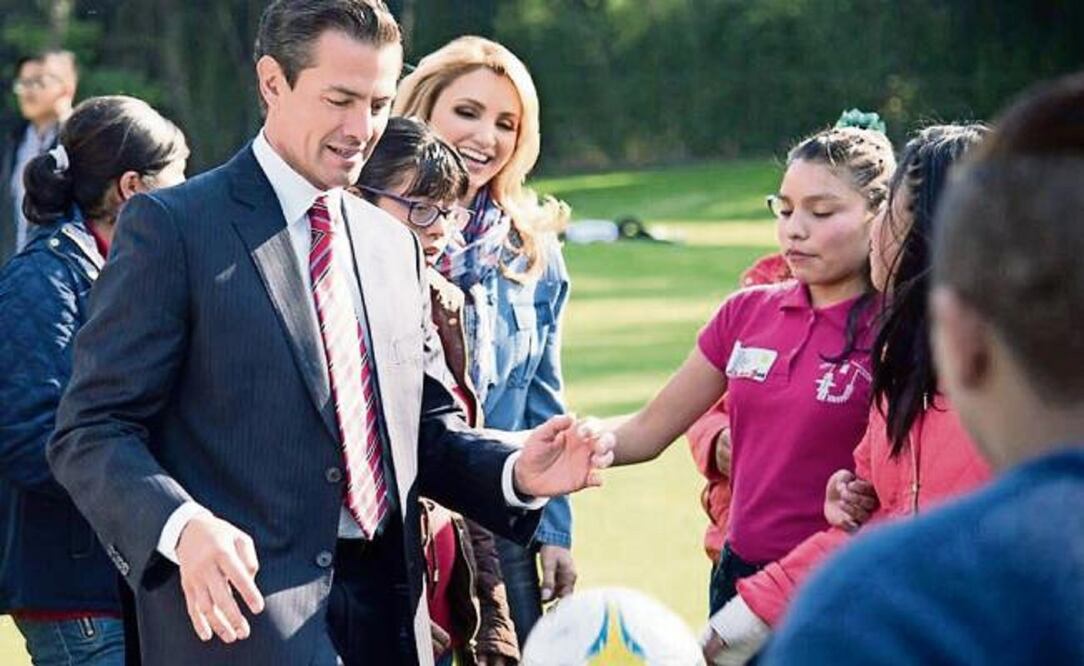 El presidente Enrique Peña Nieto y Angélica Rivera de Peña, titular del Consejo Ciudadano Consultivo del Sistema Nacional para el Desarrollo Integral de la Familia, realizaron un convivio con niños por el inicio de este año (PRESIDENCIA)