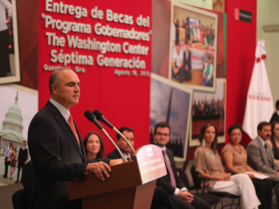 Dan becas para estudiar en EU